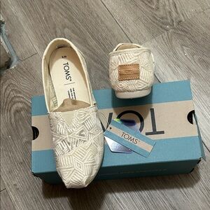 TOMS Women's Beige Patterned Loafers